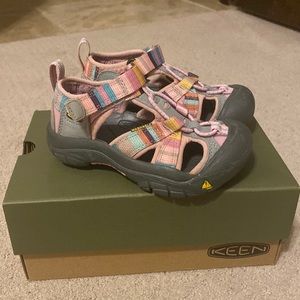 Like new Keen sandals size 9